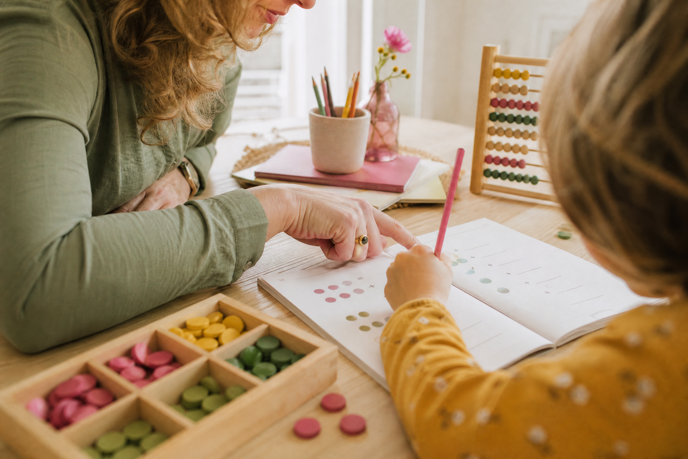 Begeleiding aan tafel met rekenmateriaal